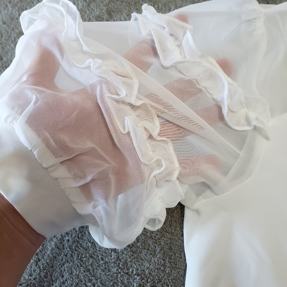 Elie Mccarthy white Top with Ruffle Sleeve and shiny unfunctional buttons Size M - Picture 13 of 16